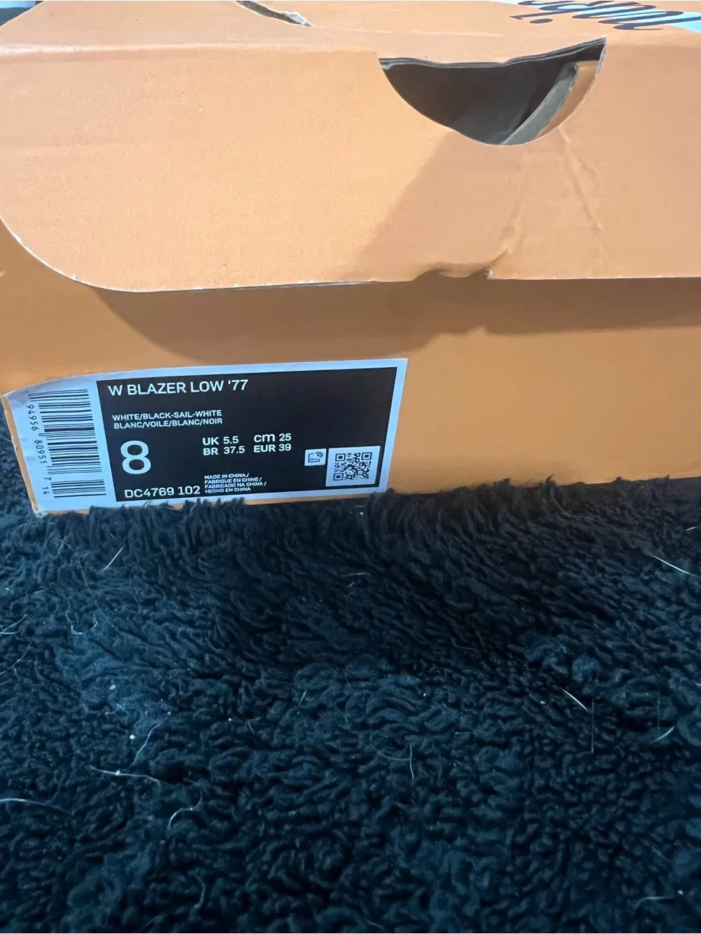 Nike WOMENS White & Black Low-Top Sneakers size 8